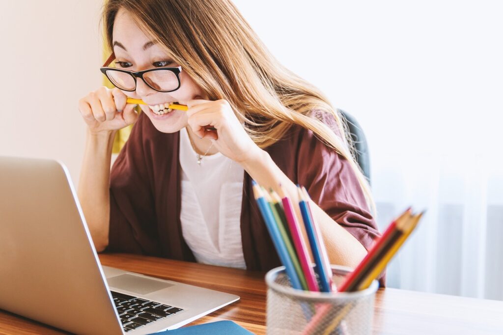 ragazza stressata al pc