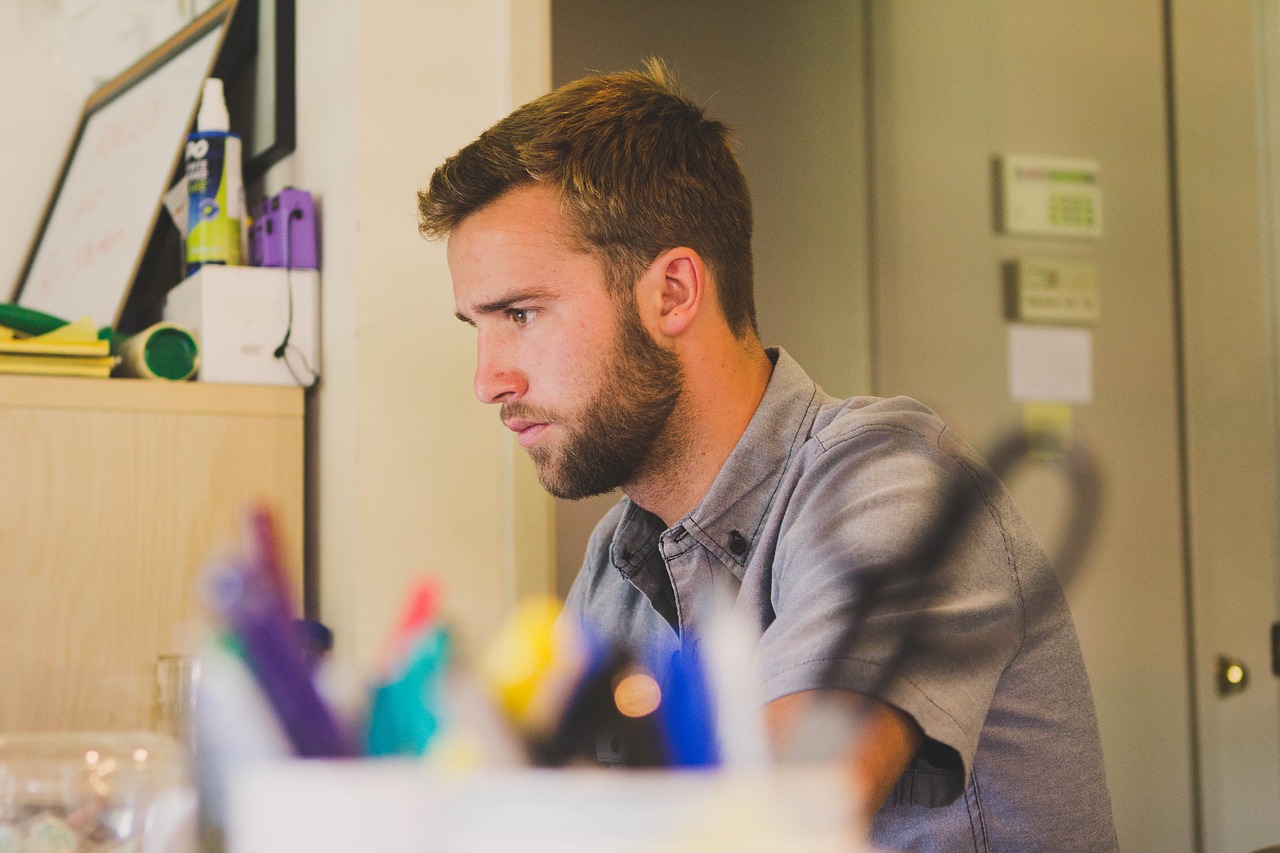 ragazzo concentrato