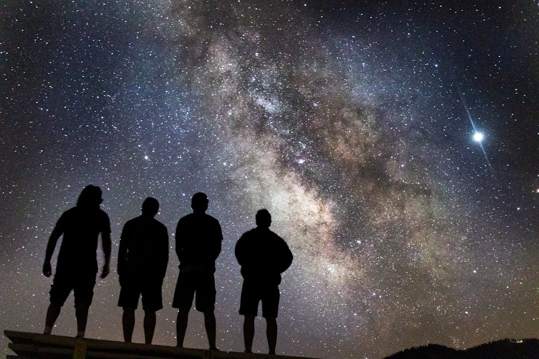 ragazzi che guardano il cielo stellato