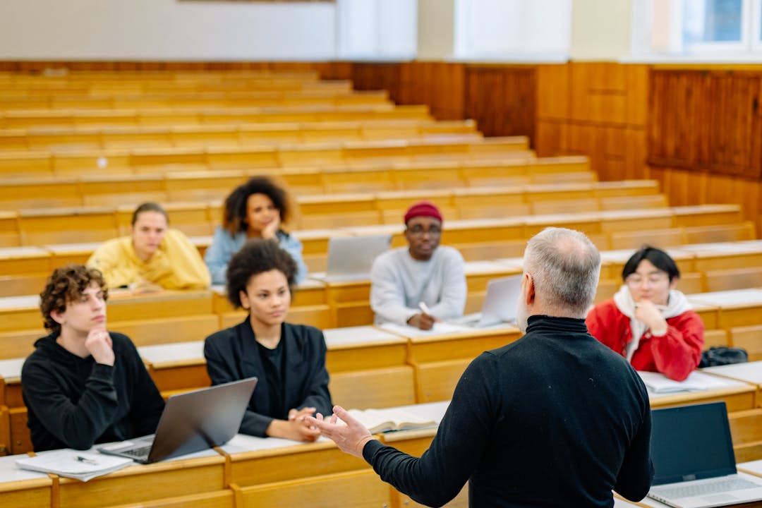 ragazzi in aula con il professore per un esame orale