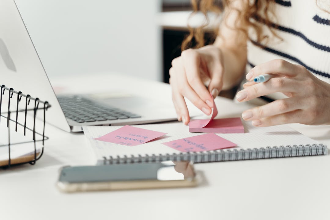 ragazza che prende appunti su post it